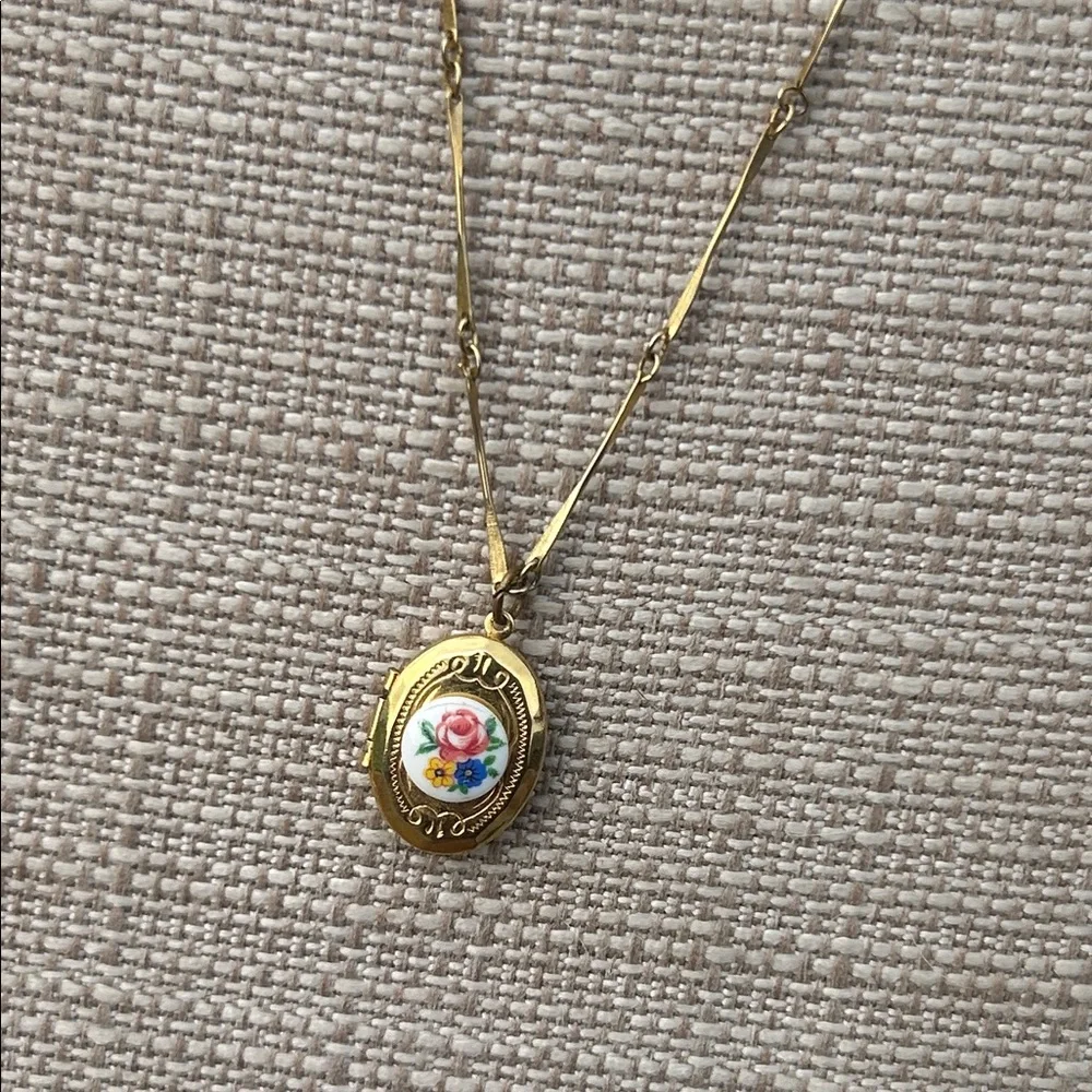 Vintage Gold Floral Portrait Locket Necklace with Pink Rose - Picture 7 of 9